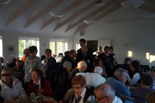 Mange fulgte med til M�llelundgaarden for at f� en �l eller vand og spise grillp�lser.